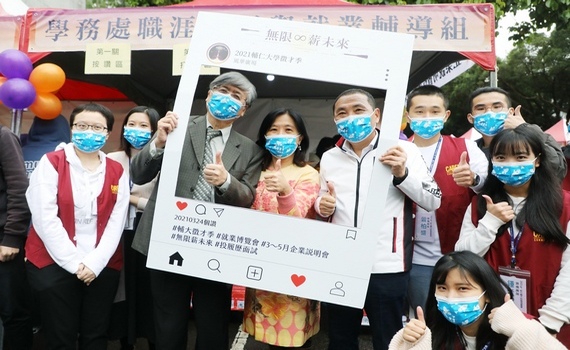 輔大就博會釋出兩千職缺 侯友宜盼學生留新北服務