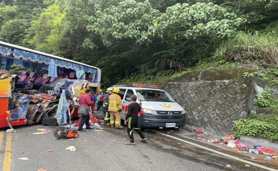 蘇花公路遊覽車撞山6死39傷 肇事司機100萬元交保