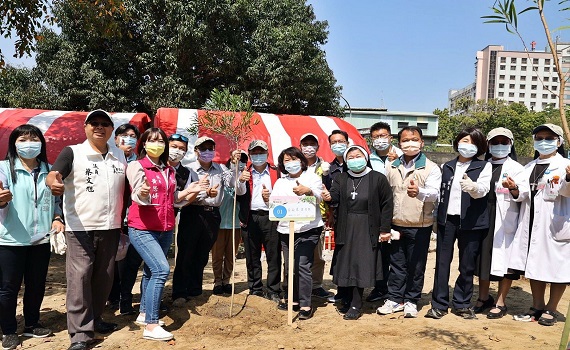 響應植樹月　嘉市種下希望樹苗並向醫護致敬 