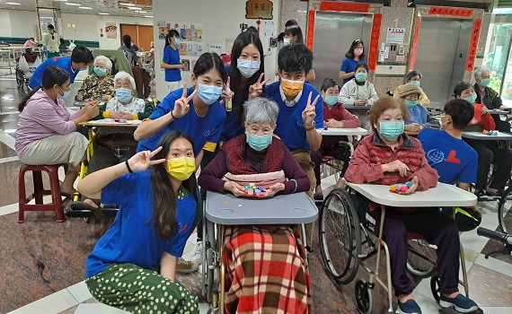 學子為長輩慶生 精彩表演互動熱絡