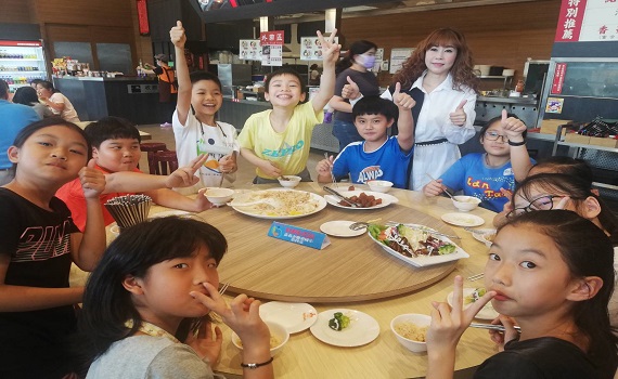 百位小學生大啖雞肉飯 學習餐桌禮儀並認識在地文化