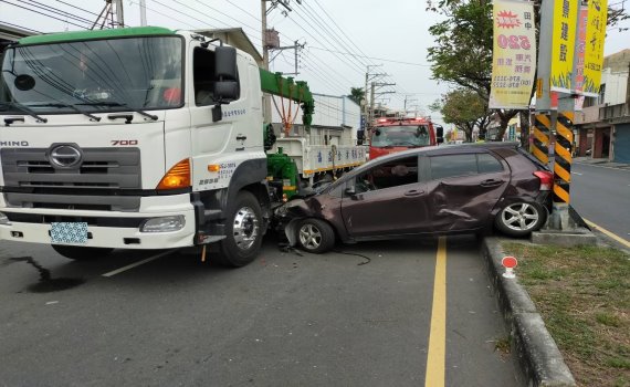 攔腰擦撞嗎？小客車擦撞大貨車開上分隔島卡路燈中間 