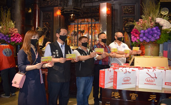 影/白沙屯媽祖前往朝天宮進香 萬泰捐贈獨家款口罩