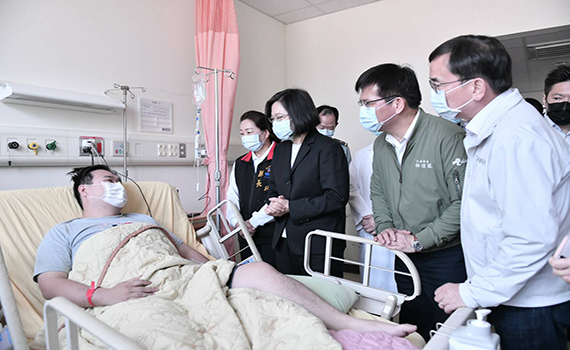 太魯閣號嚴重事故 徐榛蔚陪同蔡英文慰問傷患