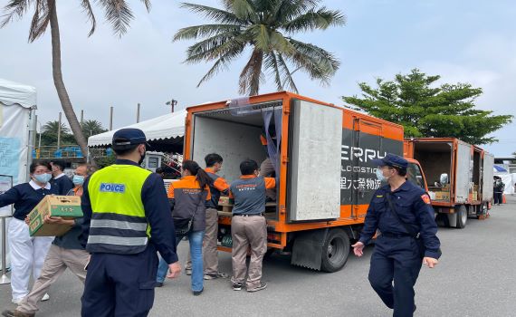 投入台鐵出軌救援 嘉里大榮免費載送救援物資