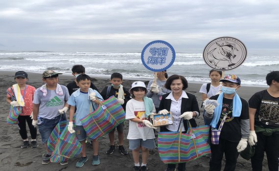 林姿妙帶領小燕鷗巡守隊出任務 利澤國小師生淨灘守護海洋