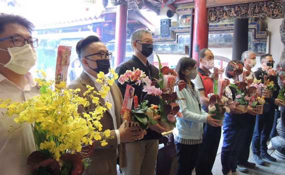 大甲媽遶境新港會香敬獻國產花斗 遶境後開放擲筊祈回