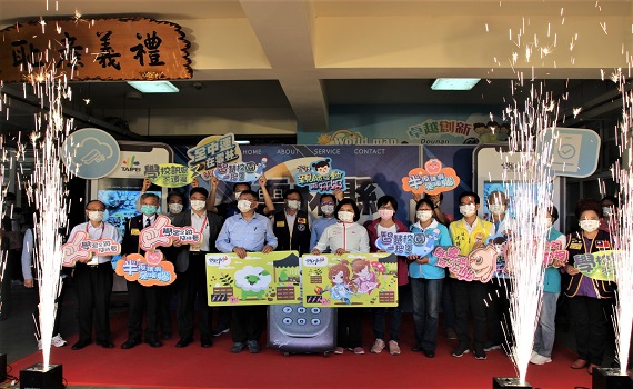 協助轉型智慧城市 柯文哲與張麗善直播行銷鳳梨3萬斤搶購一空