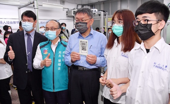 柯文哲力推北市工業機器人技術教學中心 盼結合產官學造福技職學子