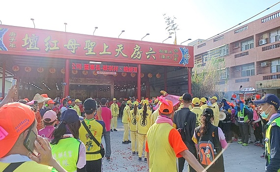 白沙屯媽祖駐駕六房媽土庫紅壇 信徒爭相走告湧進參拜祈福