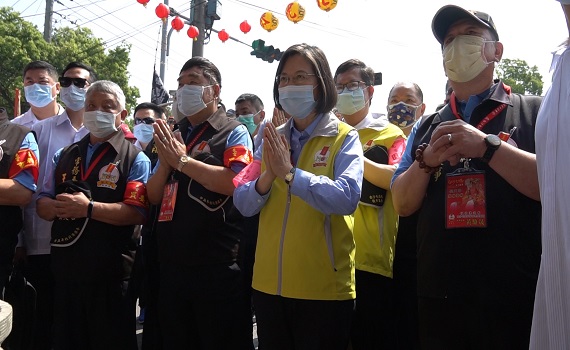 影/總統蔡英文北港迎白沙屯媽祖 10多萬信徒擠爆街道熱情相迎