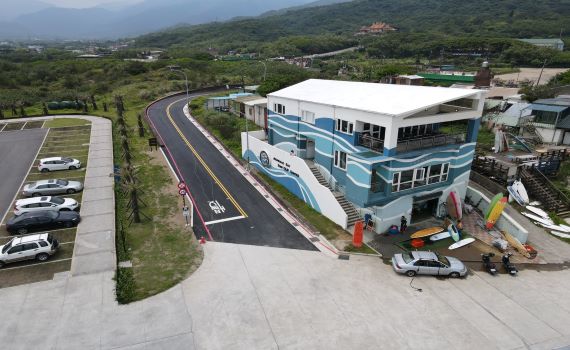 衝浪旺季來臨 中角灣衝浪中心旁道路完工啟用