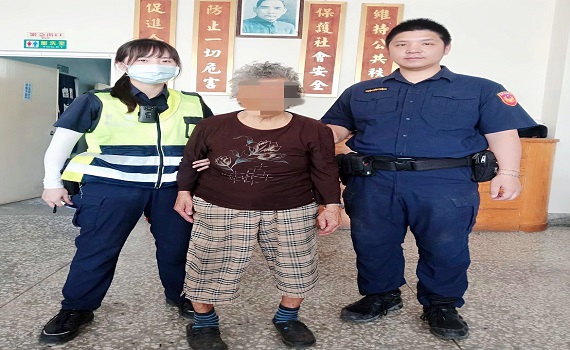90歲高齡婦腳退化難行走 北港暖心警護送返家