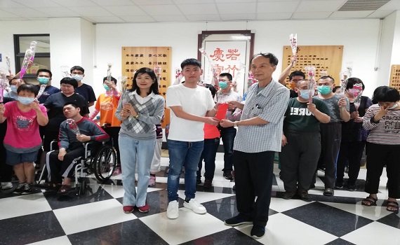母親節心意轉大愛 贈加菜金助若竹兒