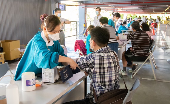 訪視桃機組人員及民眾自費施打COVID-19疫苗 鄭文燦籲配合接種確保防疫安全