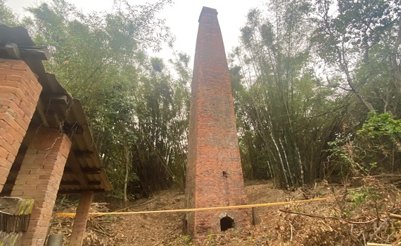新竹縣芎林發現紅磚方形煙囪   17米高巨物藏山坡 