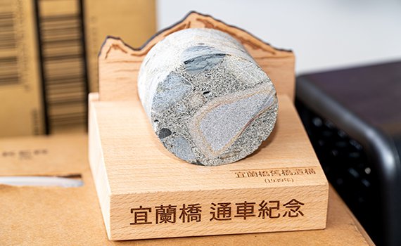 留住舊宜蘭橋 遺構製成精美「文鎮」贈有緣人