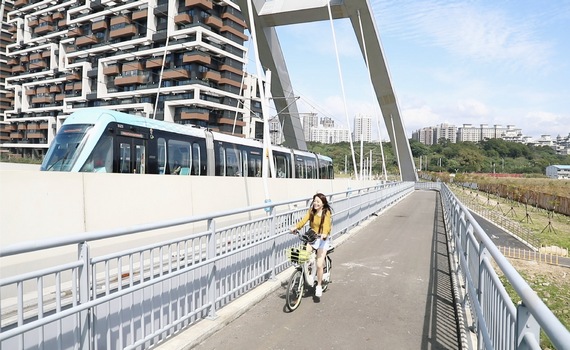 淡海輕軌景色美　夏日吹海風自行車正夯 