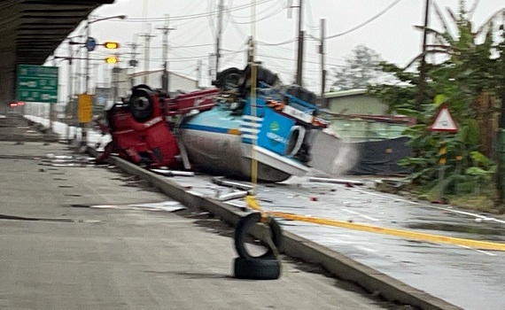 天雨路滑　油灌車翻覆台17線與雲4線路口 