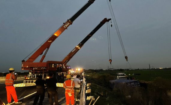 國道一號南北斗路段貨櫃車、聯結車擦撞　失控衝下邊坡翻車2傷 