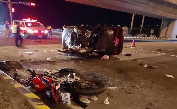 台17線自小客遭機車撞翻 女乘客受困車內傷重不治