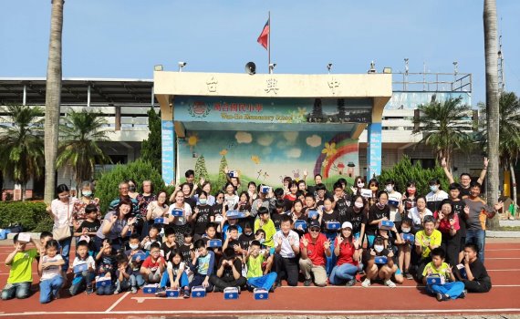 萬合國小學童槓芒果 體驗爸媽童年樂趣
