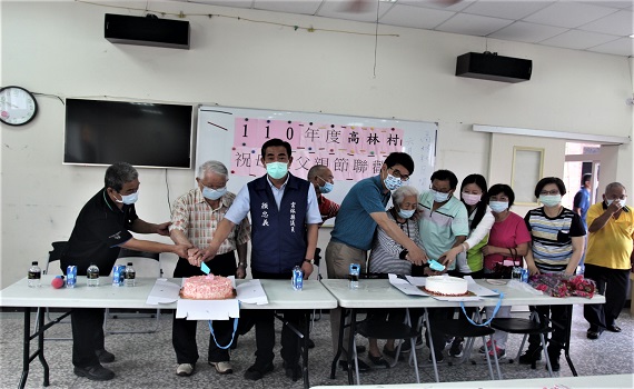 古坑高林村自辦慶祝母親節 阿公阿嬤人手一株康乃馨