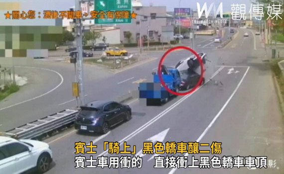 影/酒駕惹禍!賓士「騎上」黑色轎車釀二傷車都壓扁了