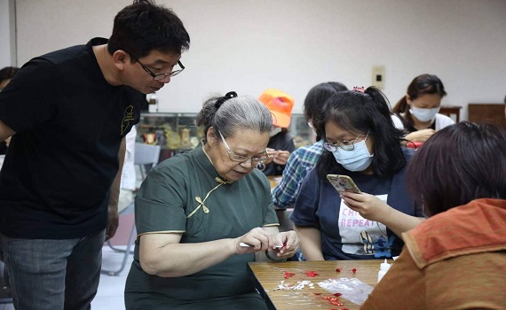 國寶級藝師施麗梅親授 手作牡丹春仔花謝母恩