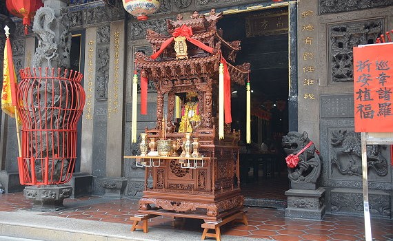 恭祝媽祖聖誕 神像雕刻耆老敬獻燕尾翹脊鑾轎