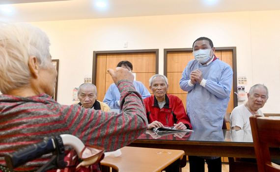 侯友宜視察長照機構防疫 平安就是母親節最好禮物