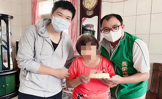 母親節前夕 張榮發基金會與北港警送愛到偏鄉