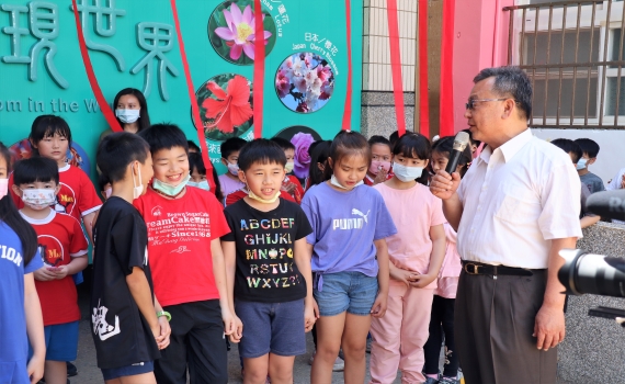 文津國際學園揭幕 賴峰偉一暖心舉動讓學生笑開懷