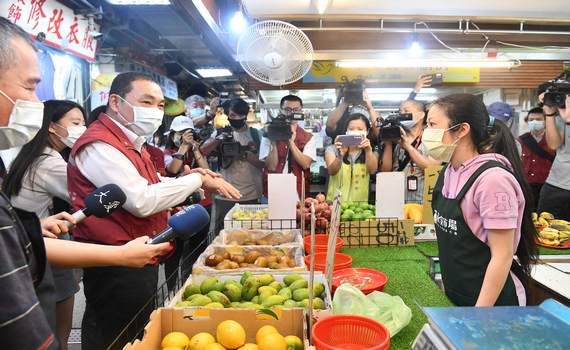 侯友宜視察永安市場防疫 外帶、網購減少人潮流動