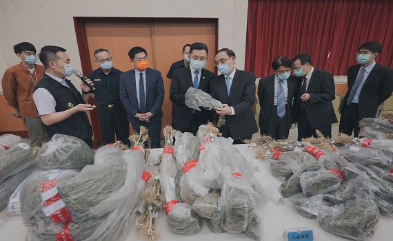 竹市警破獲今年北部最大室內大麻工廠 查扣市價近5億活株與成品