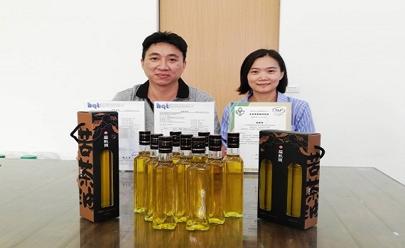 承襲祖父輩苦茶油手藝 成品純優金黃透果香