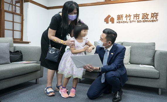 竹市「毒癮寶寶」寄養家庭照護5年    成功出養國外 