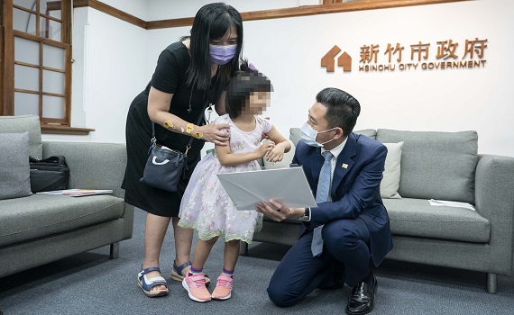 竹市「毒癮寶寶」寄養家庭照護5年 成功出養國外