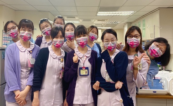 護師節快樂!新竹臺大分院護理人員獲院長特製杜鵑花口罩禮物