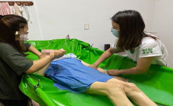 向創世護理師致敬 「使命感讓我願意成為植物人的依靠」