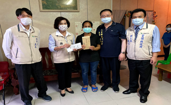 掛心蘇花改車禍罹難工人四遺孤 林姿妙利用公務空檔前往探視並致贈慰問金