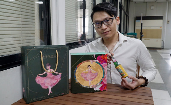 明星花露水包裝年輕化 幕後推手大葉大學校友陳浩暘