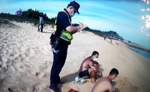 未戴口罩戲水!澎湖警方雷霆開罰山水沙灘民眾