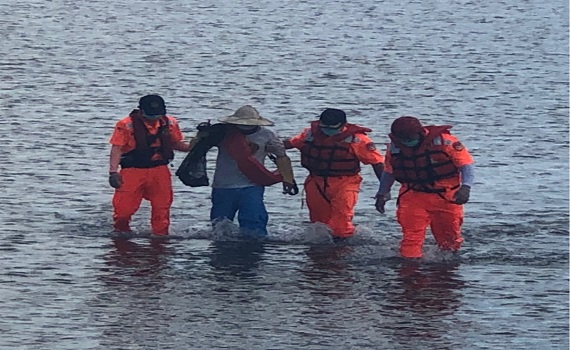 男子挖蛤蜊受困沙洲　海巡人員機警涉水搶救 
