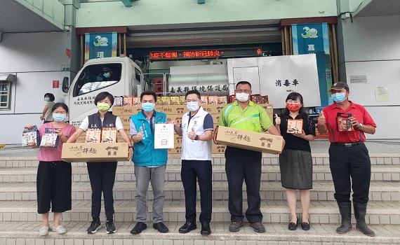 在地食品業贈人氣商品慰問嘉縣環保人員