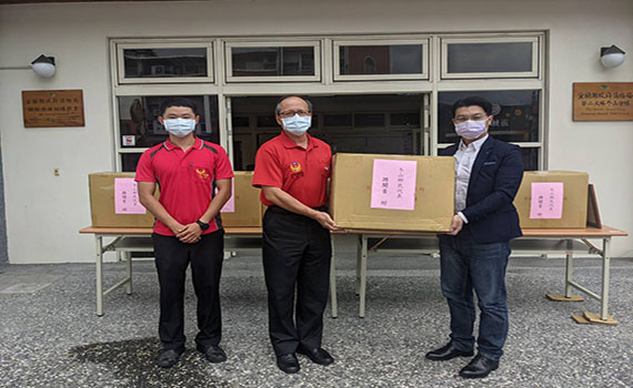 拋磚引玉挺消防救護弟兄 冬山鄉代游閔吉慨捐隔離衣