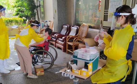 與病毒搶時間 端午節拚防疫 宏仁醫護為500長輩打疫苗