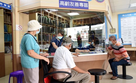 澎湖長者施打疫苗首日 賴峰偉強調「求好不求快」