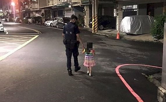 家裡沒人路太黑 女童哭泣超商外