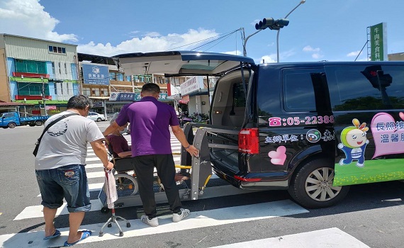 接送接種疫苗 嘉義縣動員長照交通車及復康巴士
